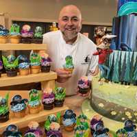 Celeb Chef Duff Goldman Gets Behind MD's New Great Wolf Lodge With Special Cupcakes