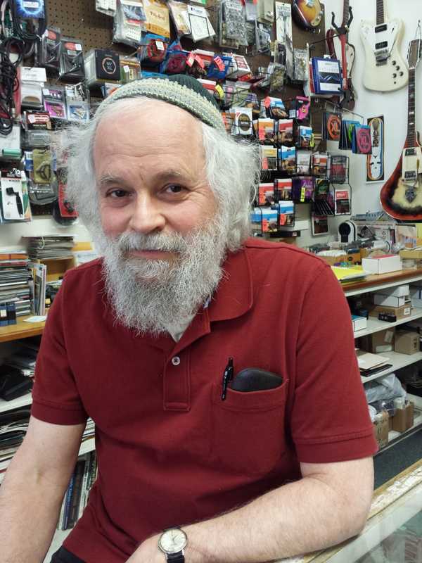Teaneck Music Shop Attracts World Famous Guitarists