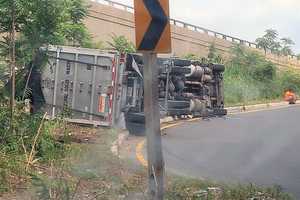 Trash-Hauling Tractor-Trailer Tips At Route 46, 80 Interchange