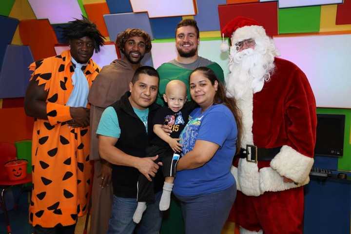 New York Giants, Santa Visit Maywood To Tackle Kids Cancer