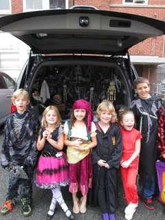Lincoln Elementary School In Bergenfield Organizes Trunk Or Treat