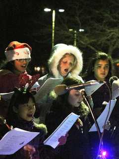 Columbus Troubadors Perform Holiday Songs At Mount Pleasant Tree Lighting