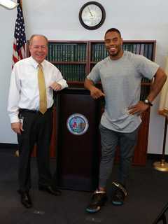 PHOTO: Giants' Rashad Jennings Visits Hackensack