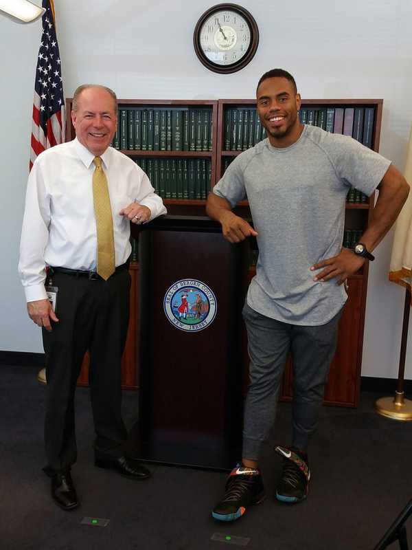 PHOTO: Giants' Rashad Jennings Visits Hackensack