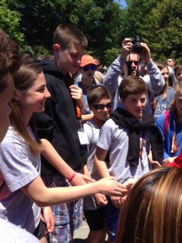 World War II Veteran Speaks To Hommocks Students On Their D.C. Trip