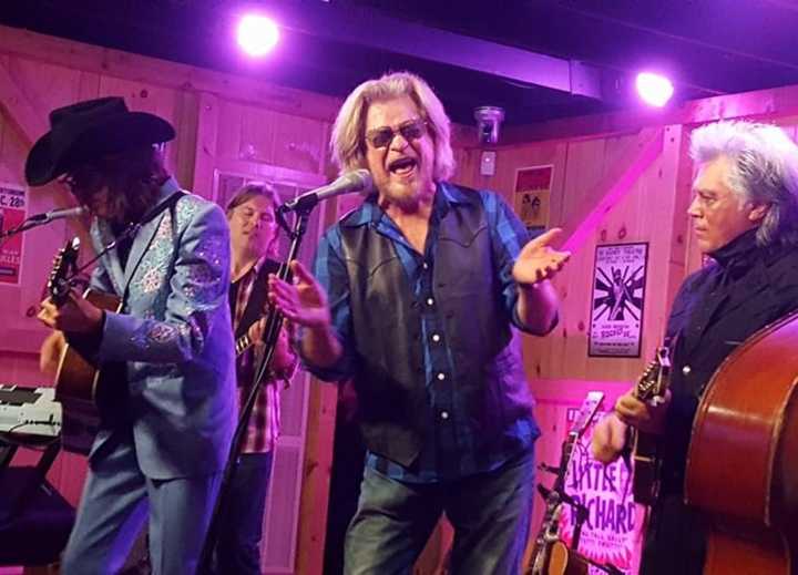 Daryl Hall sings &quot;You Make My Dreams Come True,&quot; with Marty Stuart, right, Kenny Vaughn (in hat) and Shane Theriot.