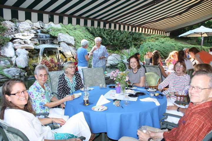 Waveny LifeCare Celebrates 35 Years At The Inn With Birthday Clambake