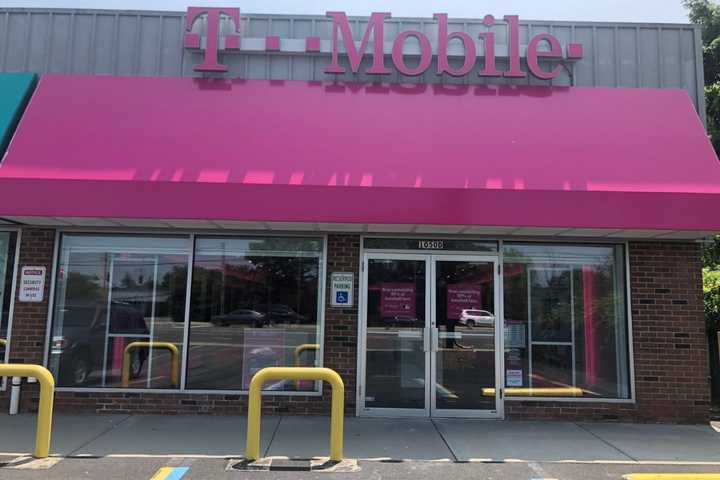 Suspect On Loose After Armed Robbery At Long Island T-Mobile Store