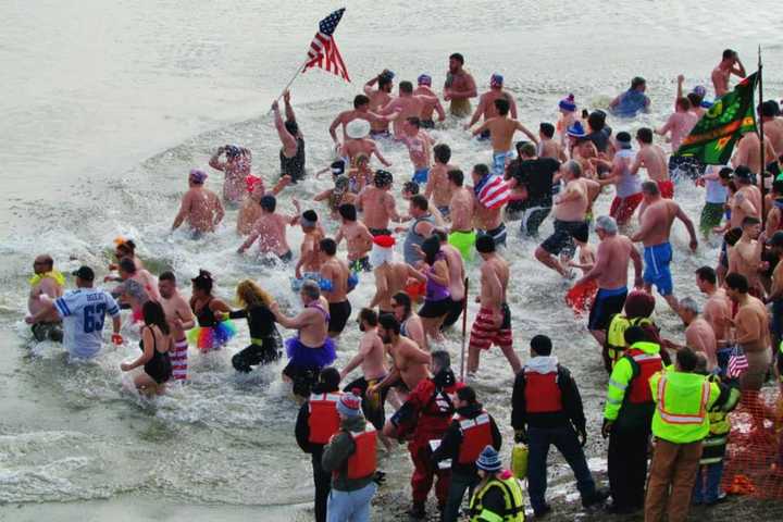 Rocklanders Take To Hudson In Polar Plunge