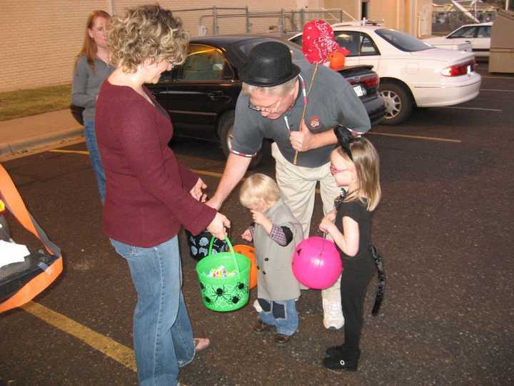 Palisades Park will host a Trunk or Treat in the parking lot of Lindbergh Elementary School.