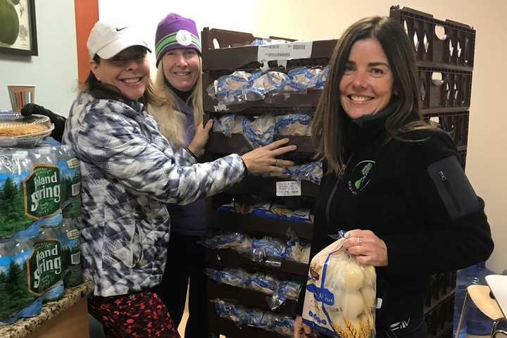 Ridgewood Runners Deliver Thanksgiving To Domestic Violence Survivors