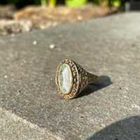 <p>1983 gold class ring from Wardlow + Hartridge school in Edison</p>