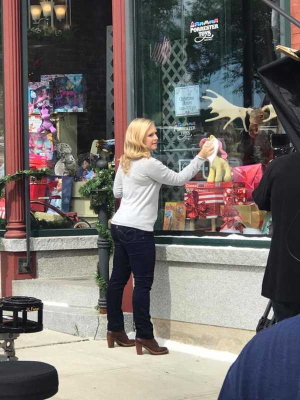 Westport's Melissa Joan Hart Stars In New Holiday Lifetime Movie