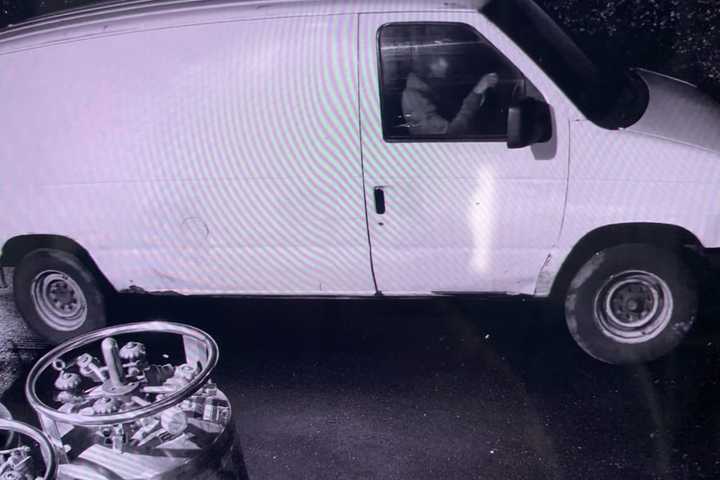 Police Search For Suspects After Safe Stolen From Restaurant In Shelton