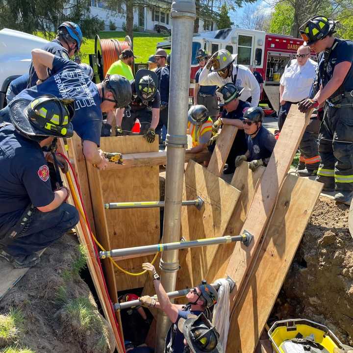 The rescuers dug the trapped worker out of the trench.