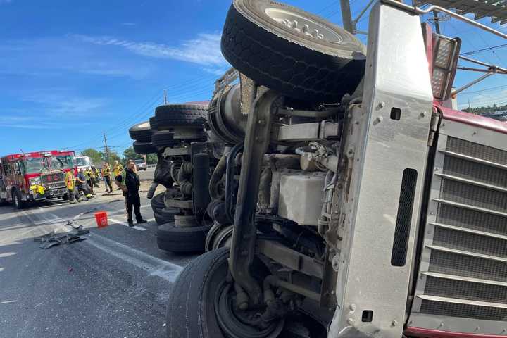 HEROES: Trapped Trucker Rescued By Two Towing Operators (VIDEO)