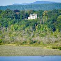 <p>The estate for sale for $6.9 million.</p>