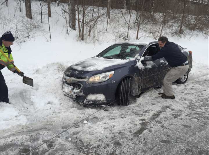 Gov. Andrew Cuomo helps a stranded driver on a stretch of the Sprain Brook Parkway near Hawthorne earlier this month.