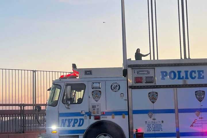 HEROES: Police Talk Down Would-Be Jumper At GWB