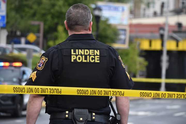 Stolen Vehicle Pursuit Ends In Linden Crash, 3 In Custody: Cops