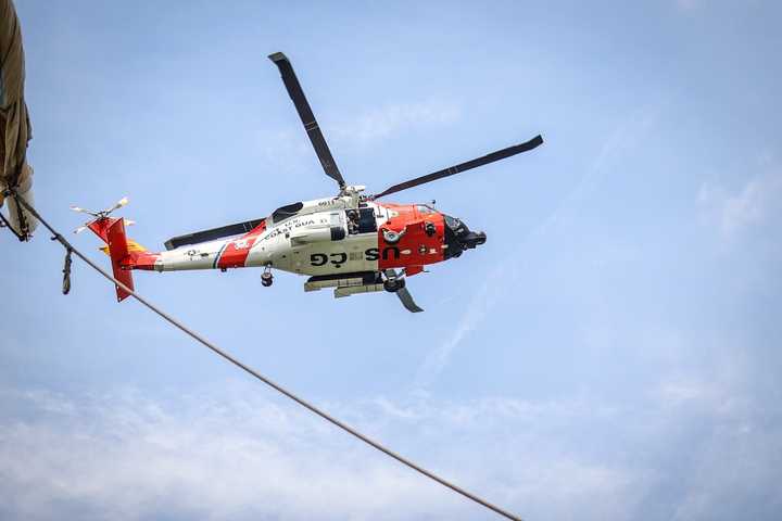 4 Clinging To Overturned Jersey Shore Sailboat Rescued By FDNY, NYPD: Coast Guard