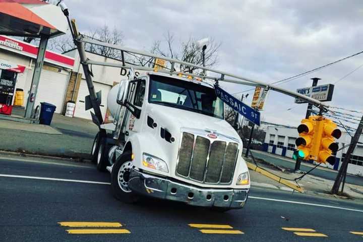 Oil Tanker Takes Down Hackensack Traffic Light