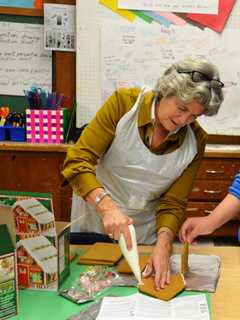 Valhalla Middle School Program Makes, Decorates Gingerbread Houses