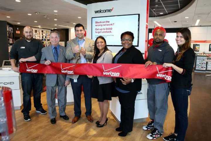 Center for Safety &amp; Change Executive Elizabeth Santiago joined Rockland County Executive Ed Day at the ribbon-cutting ceremony for the new Verizon Wireless “Smart Store” at The Shops at Nanuet.