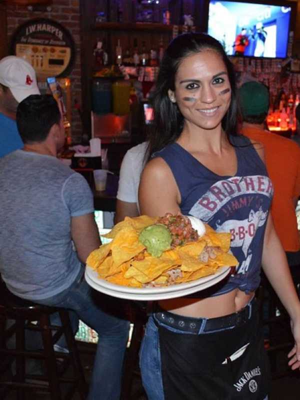 Fairfield's Crave 52 Serves Up Football, Food For 2016 NFL Season