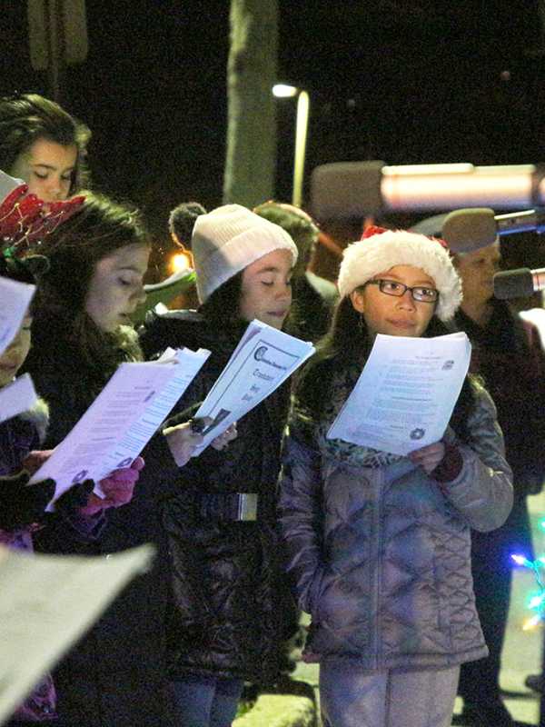 Columbus Elementary School Troubadors Sing In The Holiday Season 