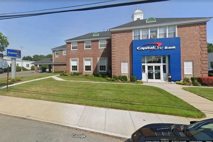 Police Searching For Man Who Robbed Nassau County Bank At Gunpoint