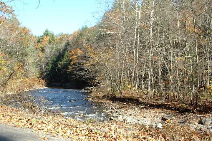 Man, Woman Found Dead In Jeep Submerged In Western Mass River