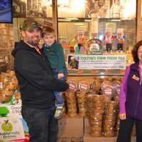 Shelton Family Creates Own Version Of Stew Leonard's 'Farm Fresh 5'