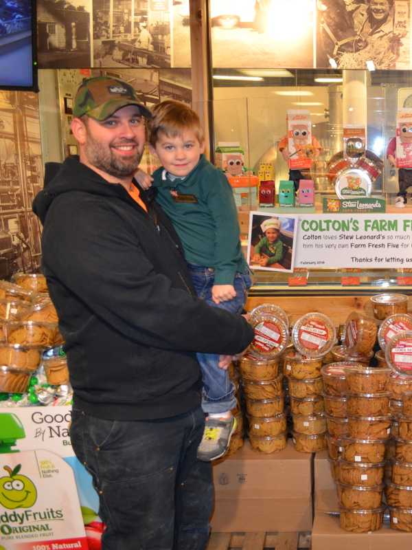 Shelton Family Creates Own Version Of Stew Leonard's 'Farm Fresh 5'