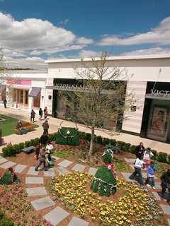 Yonkers Shopping Center Doles Out Green Tips For St. Patrick's Day Attire
