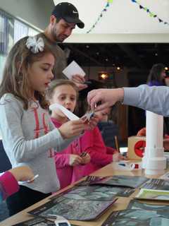 Kids Learn About Rainforest At Norwalk Stepping Stones Museum