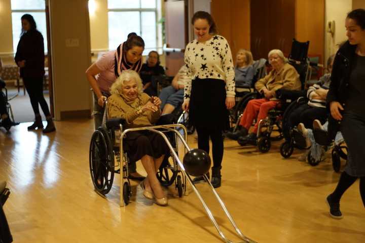 Teaneck students visited residents at the Jewish Home in Rockleigh. 