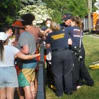 <p>Rescuers work together.</p>