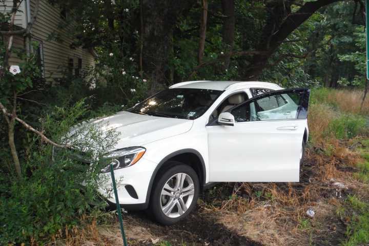 SUV Crashes Into Fence On Route 17 In Ridgewood