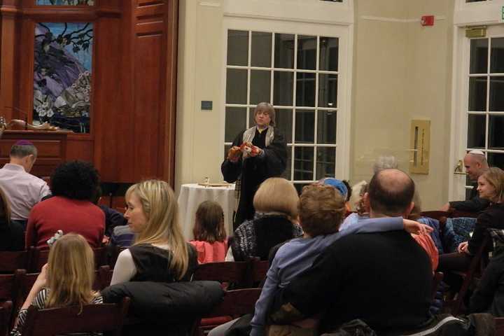 Temple Shaaray Tefila Welcomes Children For Shabbat Celebration 