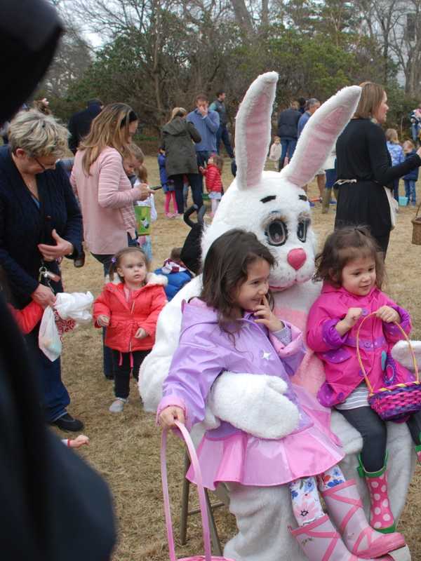 Darien Community Association Holds Annual Easter Egg Hunt
