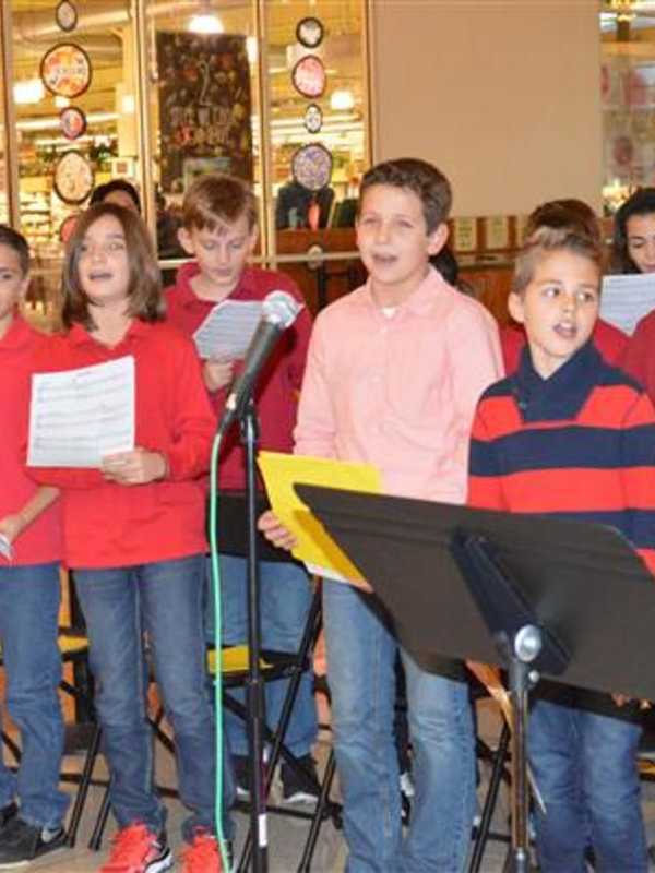 Wyckoff School Chorus Sells Poinsettias