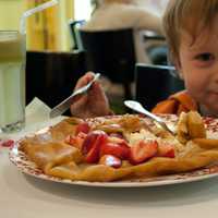 <p>A happy customer at Méli-Mélo Creperie in Greenwich.</p>