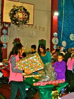 That's A Wrap: Stamford Volunteers Come Together For Those In Need