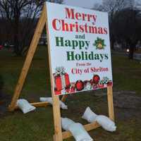 <p>Several signs of the holiday season remained on Huntington Green Thursday.</p>