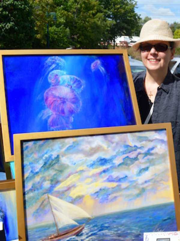 Darien Rowayton Bank Honors Artist Gigi Barrett With Reception 