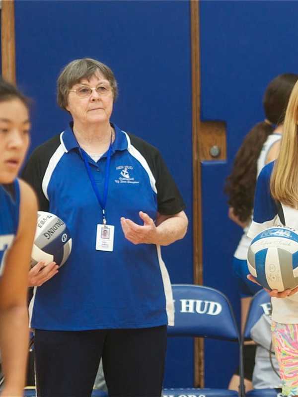 Hen Hud Varsity Volleyball Team Hopes To Spike It Rich This Season