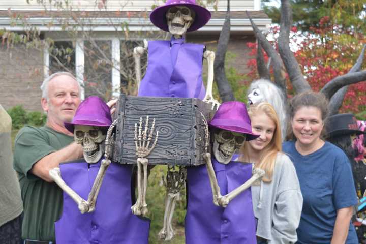 Halloween-Loving Waldwick Family Goes All Out To Spook Crowds