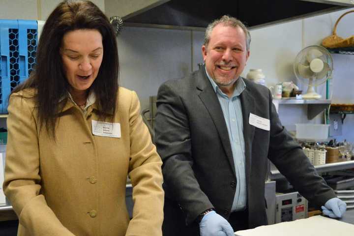 Midland Park, Waldwick Mayors Pack Meals On Wheels In Show Of Support