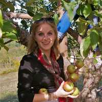 <p>Grabbing lots of apples is part of the fun.</p>